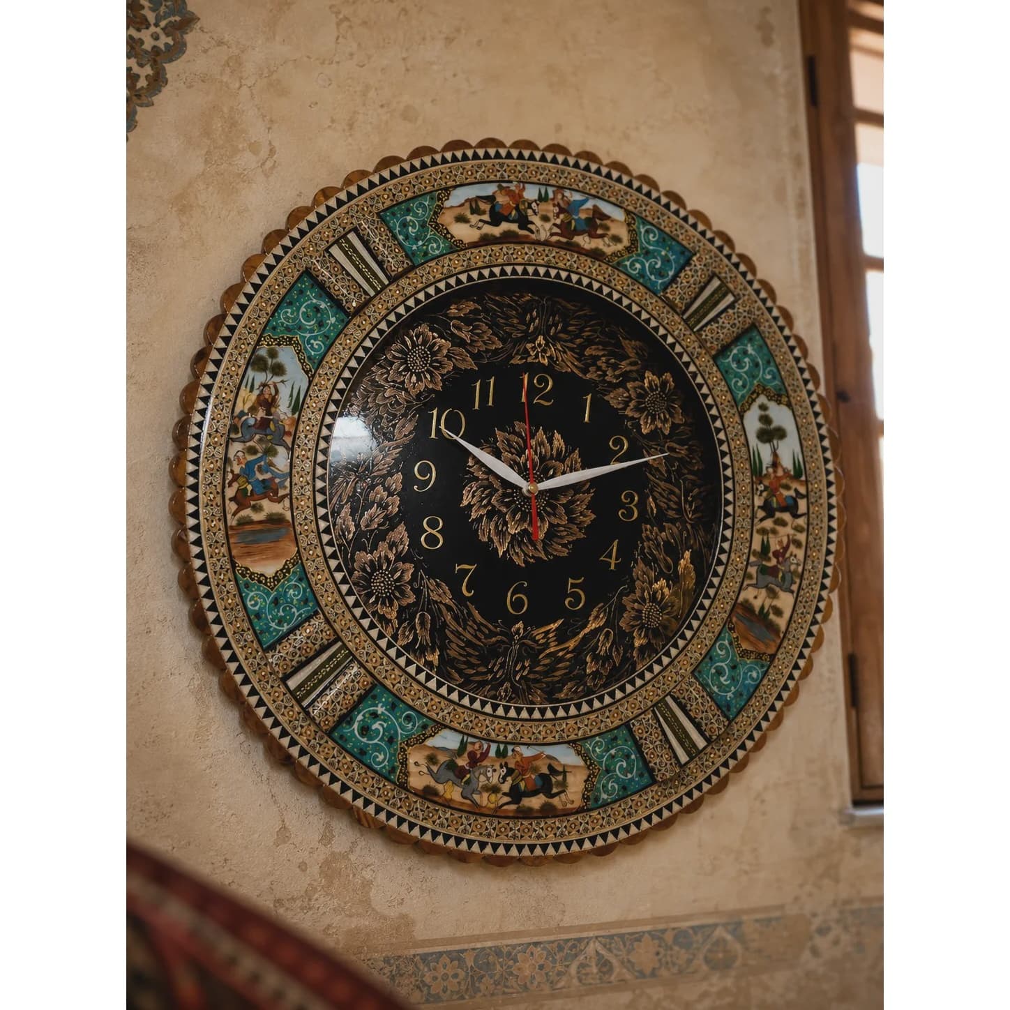 ساعت دیواری خاتم کاری و الماس تراش طرح چوگان ماروک فیلبندشاپ مدل 840974 — تصویر ۲