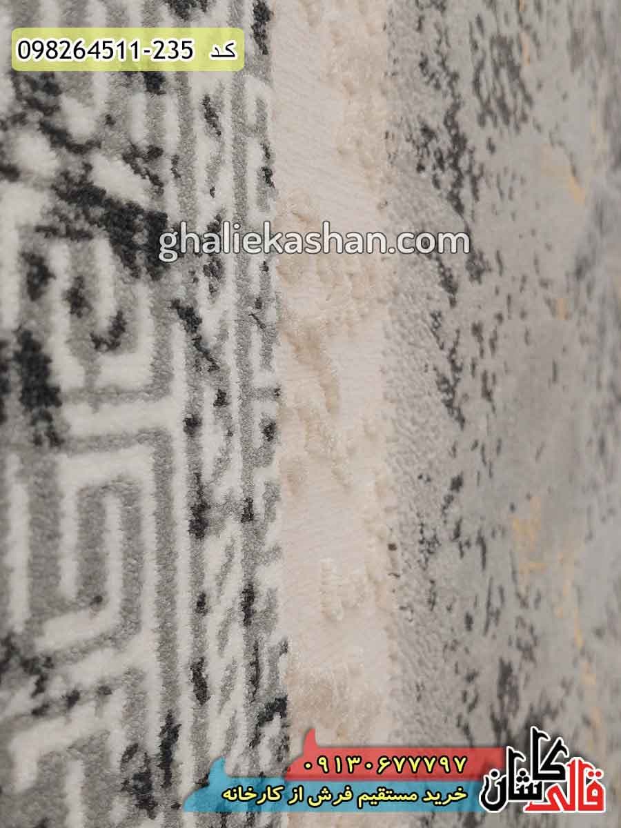 فرش فانتزی طرح قاب ورساچه سنگ زمینه طوسی کاشان – گل برجسته — تصویر ۳