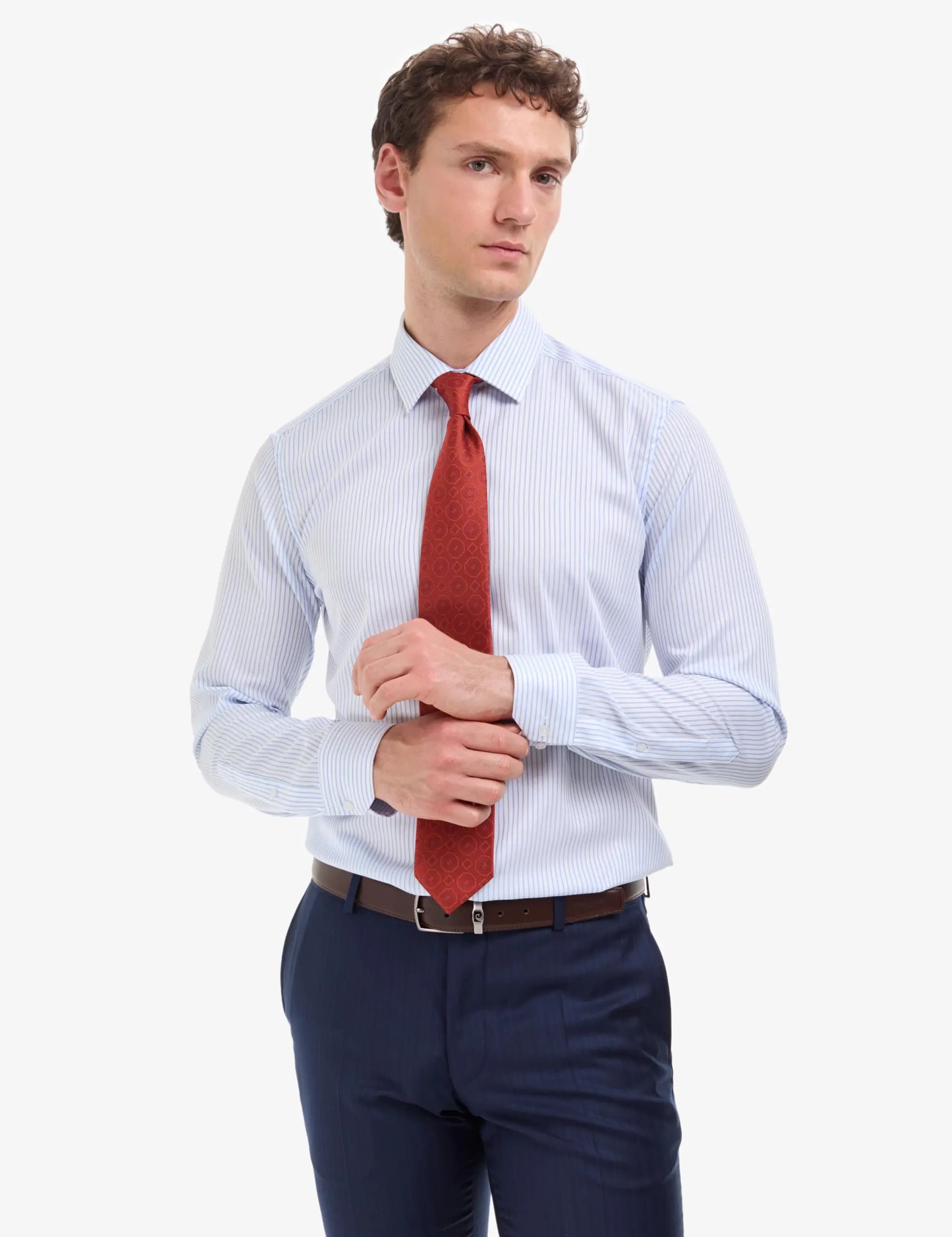پیراهن رسمی مردانه پیرکاردین مدل بیسیک یقه کلاسیک سفید راه‌دار آستین بلند اسلیم فیت