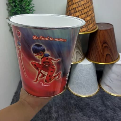 سطل زباله کوچک طرح دخترانه مدل دختر کفشدوزکی و گربه سیاه در فیلبندشاپ مدل 841187