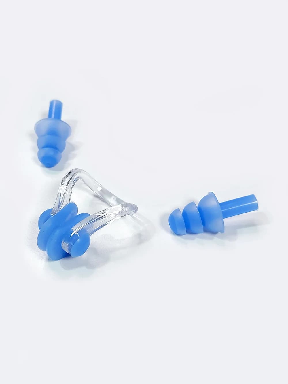 گوش گیر و دماغ گیر استخر با قاب مشکی برند اسپیدو ( Speedo ) به رنگ آبی آسمانی — تصویر ۲