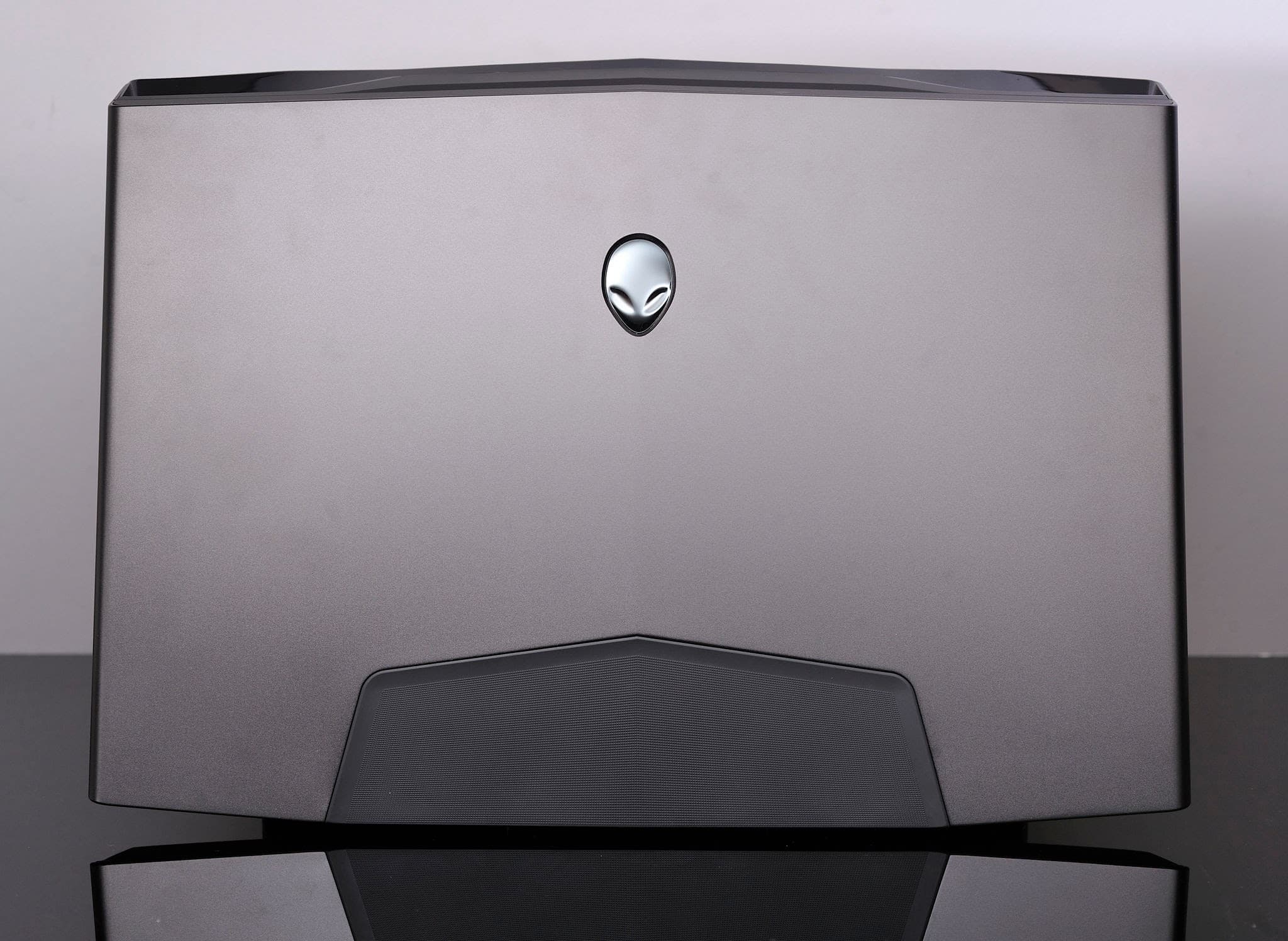 لپ تاپ گیمینگ استوک دل مدل alienware 18 area-51 صفحه نمایش 18 اینچ گرافیک RTX 5090 — تصویر ۳