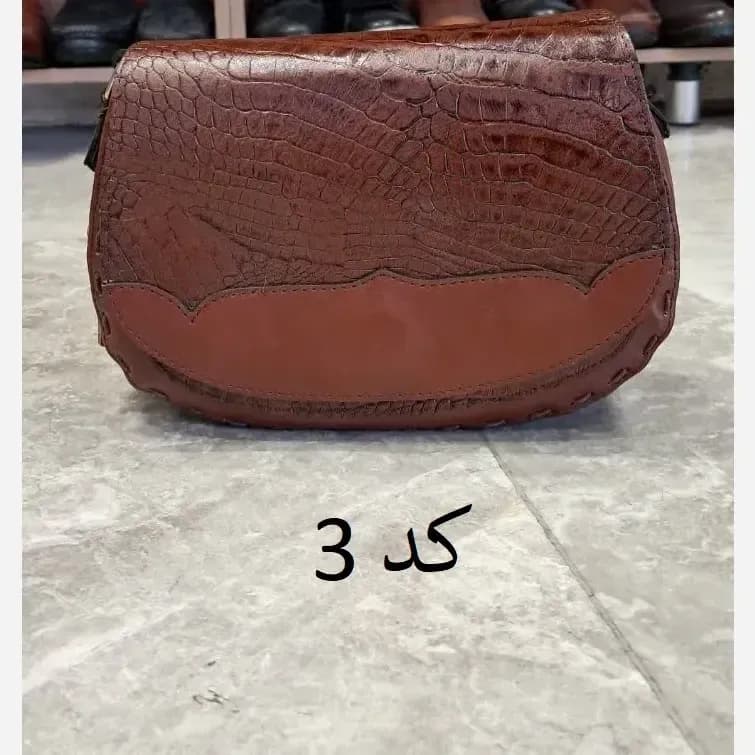 کیف دوشی چرم طبیعی گاوی ابعاد 17 در 25 زنانه — تصویر ۳