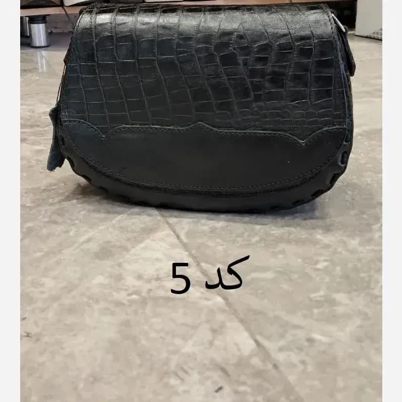 کیف دوشی چرم طبیعی گاوی ابعاد 17 در 25 زنانه — تصویر ۵