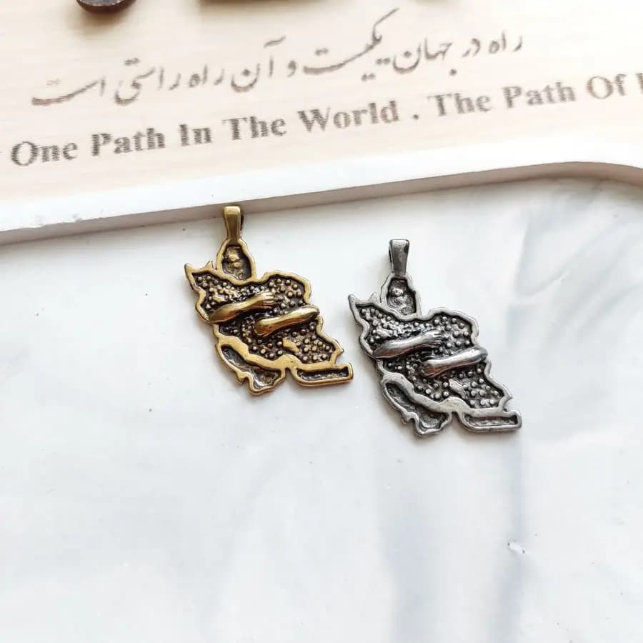 گردنبند و آویز پلاک استیل طرح نقشه ایران و آغوش ایران ضد حساسیت رنگ ثابت کد dmp — تصویر ۲