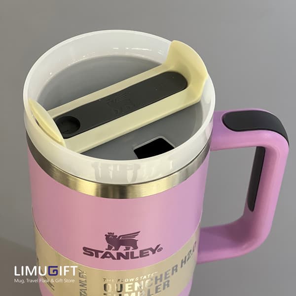 تراول ماگ استنلی Stanley Quencher مدل تامبلر رنگ صورتیِ یاسی 40oz- کد 0394 — تصویر ۴