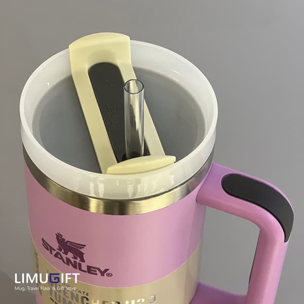 تراول ماگ استنلی Stanley Quencher مدل تامبلر رنگ صورتیِ یاسی 40oz- کد 0394 — تصویر ۲