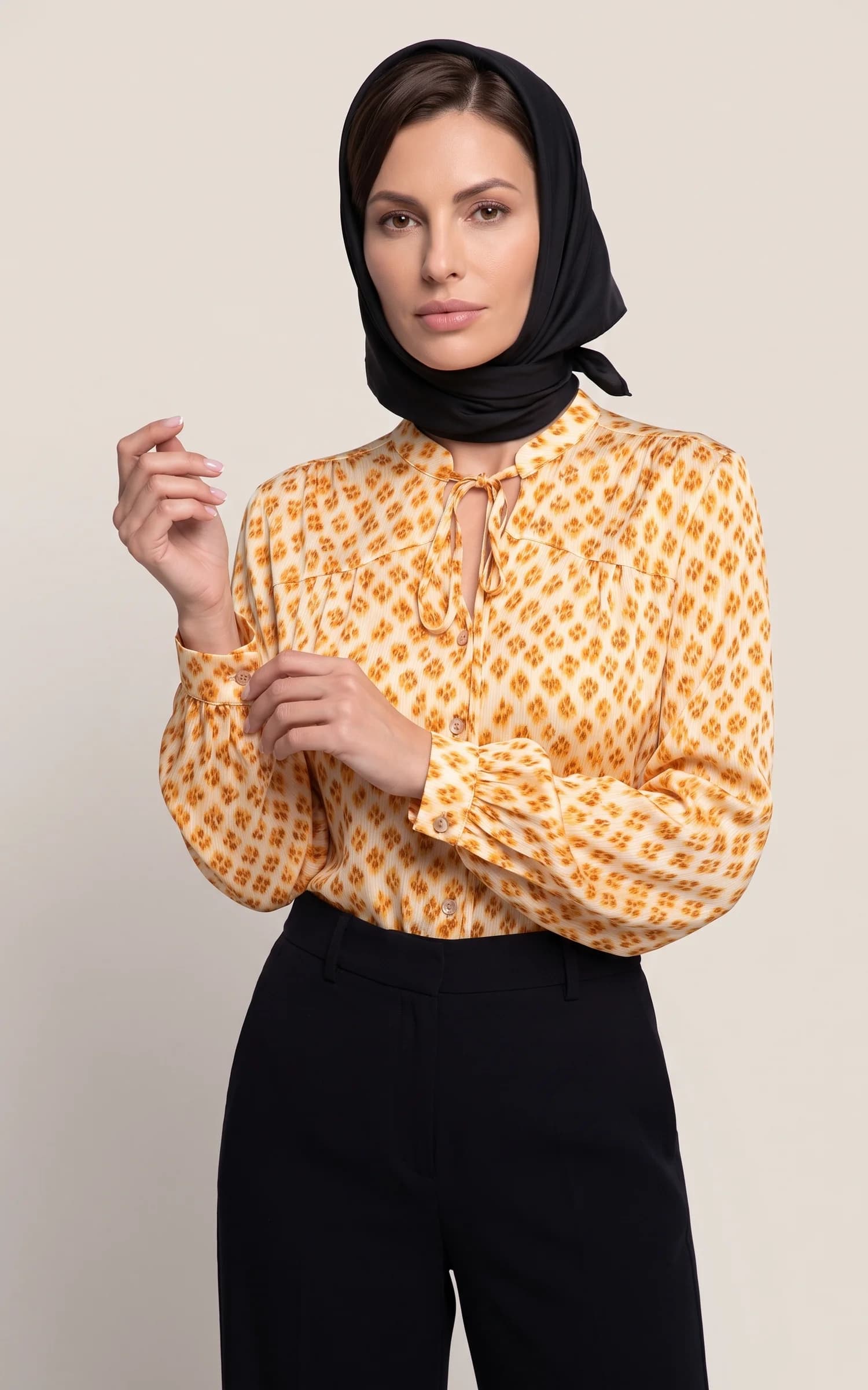 شومیز زنانه کرم طرح‌دار آستین بلند دکمه‌دار nevado کد 405112132027 — تصویر ۲