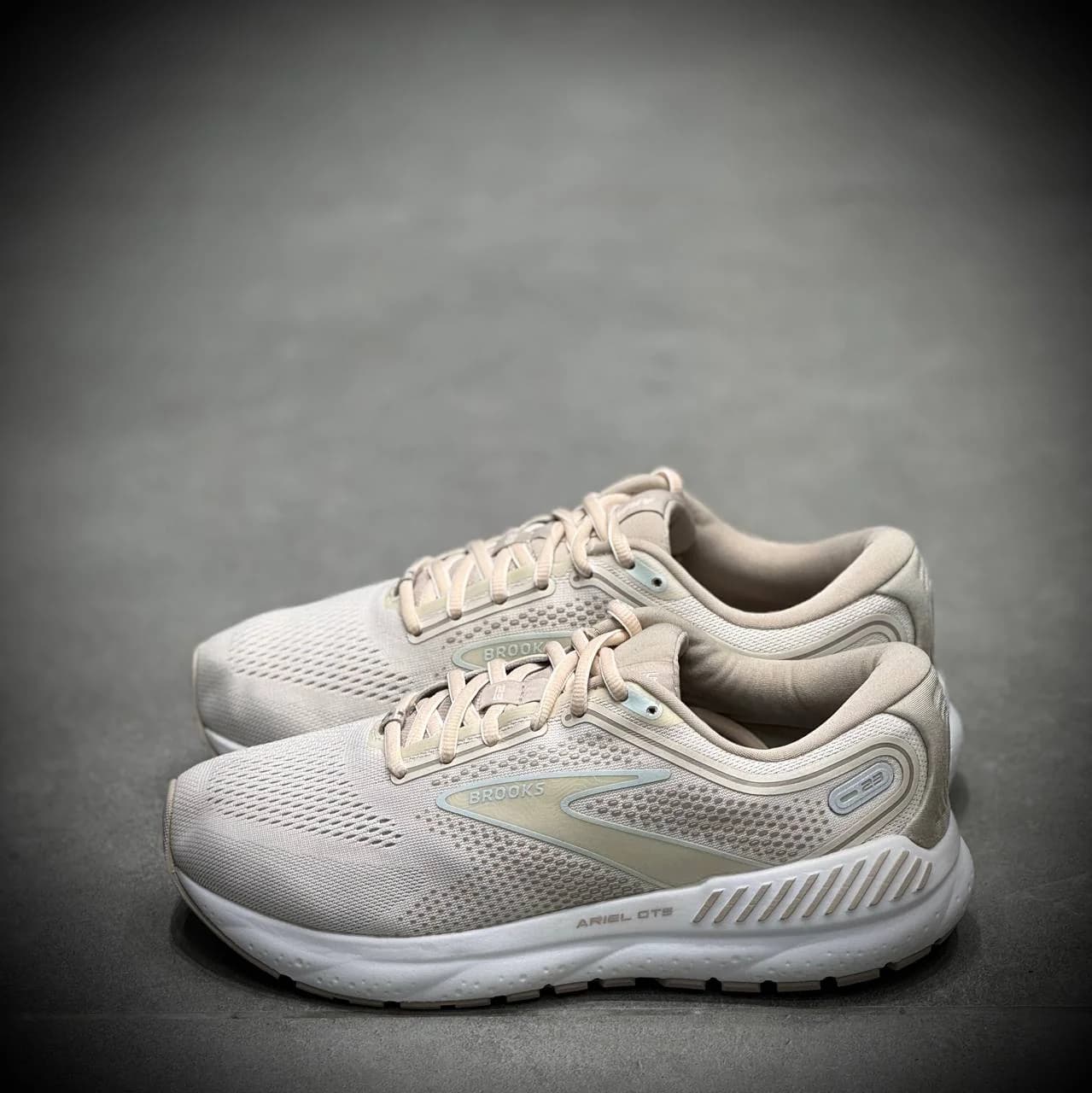 کتونی پیاده روی بروکس brooks Ariel gts 23