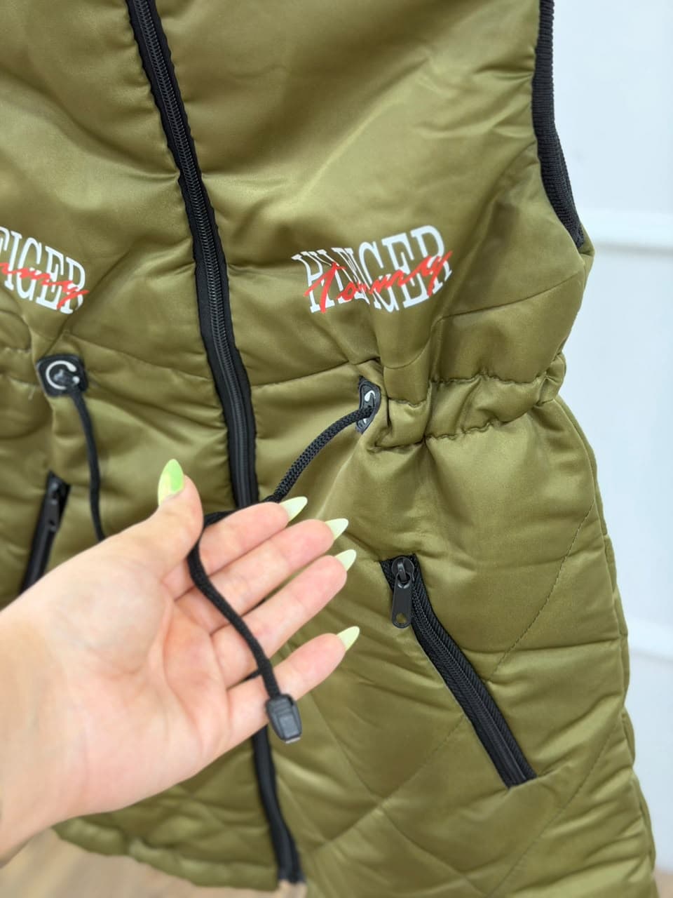 کد ۴۲۸۲ پافر سبز طرح HILFIGER — تصویر ۲