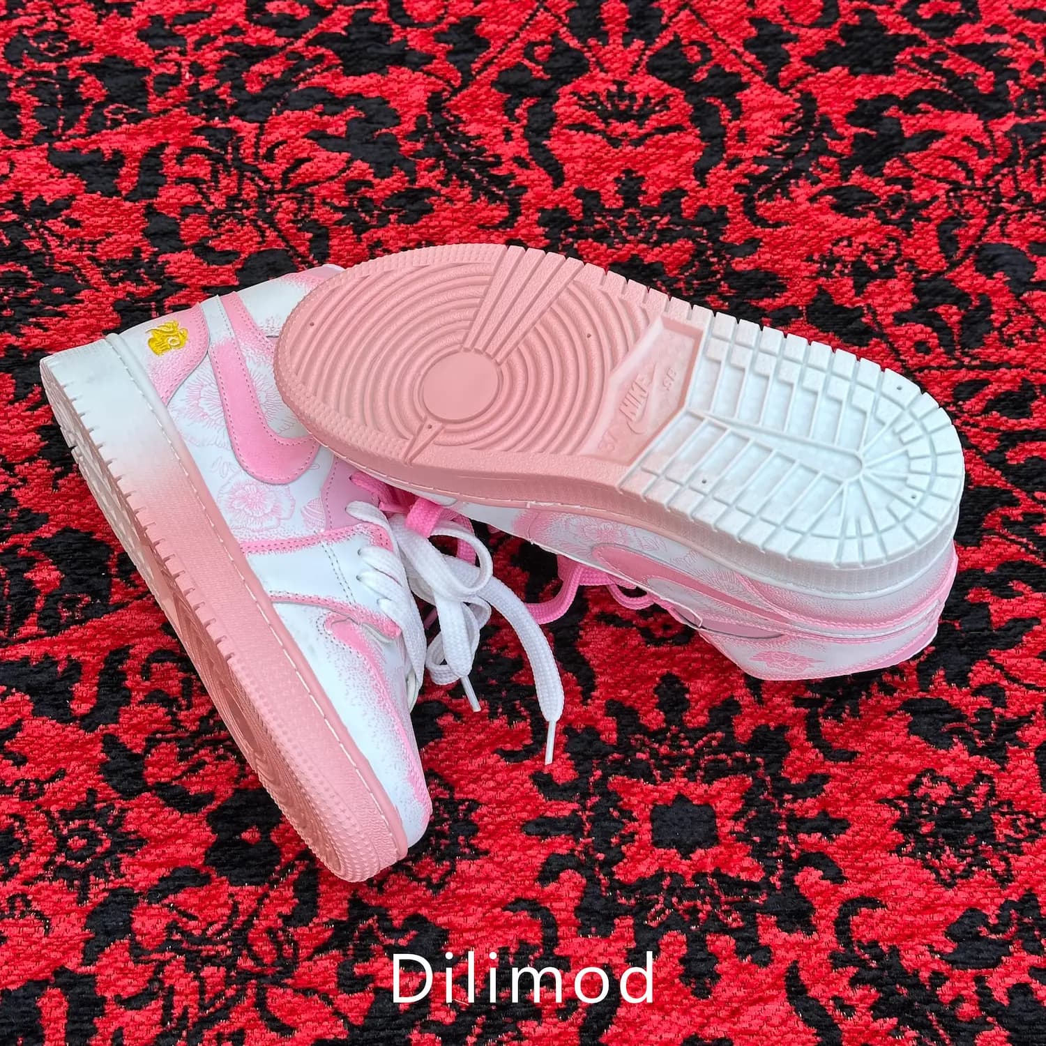 کتانی زنانه نایک ایر جردن 1 فامیلا ساقدار صورتی سفید | Nike Air jordan 1 — تصویر ۱۲