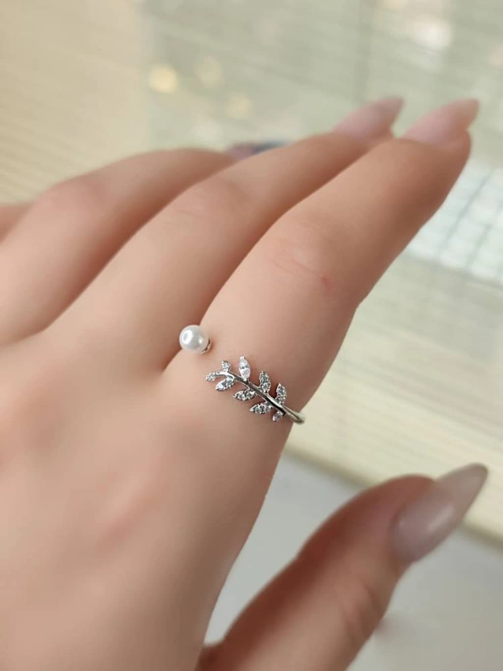 انگشتر ژوپینگ طرح برگ و مروارید فریسایز رنگ ثابت و ضدحساسیت — تصویر ۲
