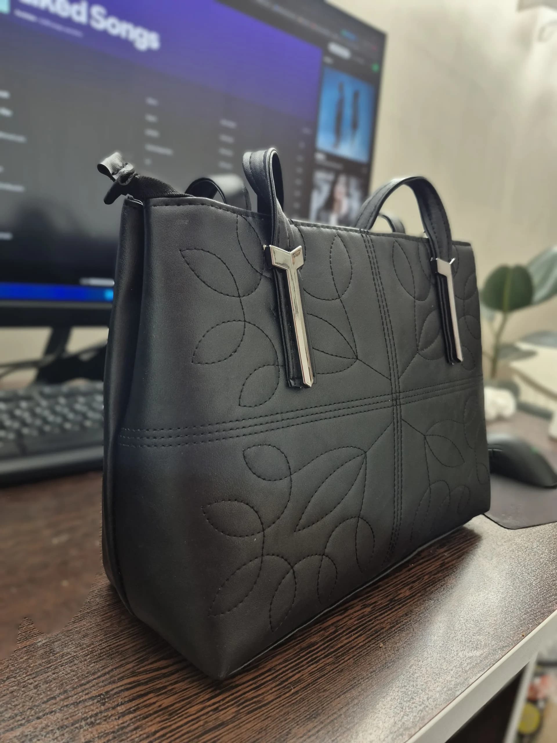 کیف دستی و دوشی زنانه چرم مدل گلدوزی برگی بزرگ (رنگ مشکی) — تصویر ۲