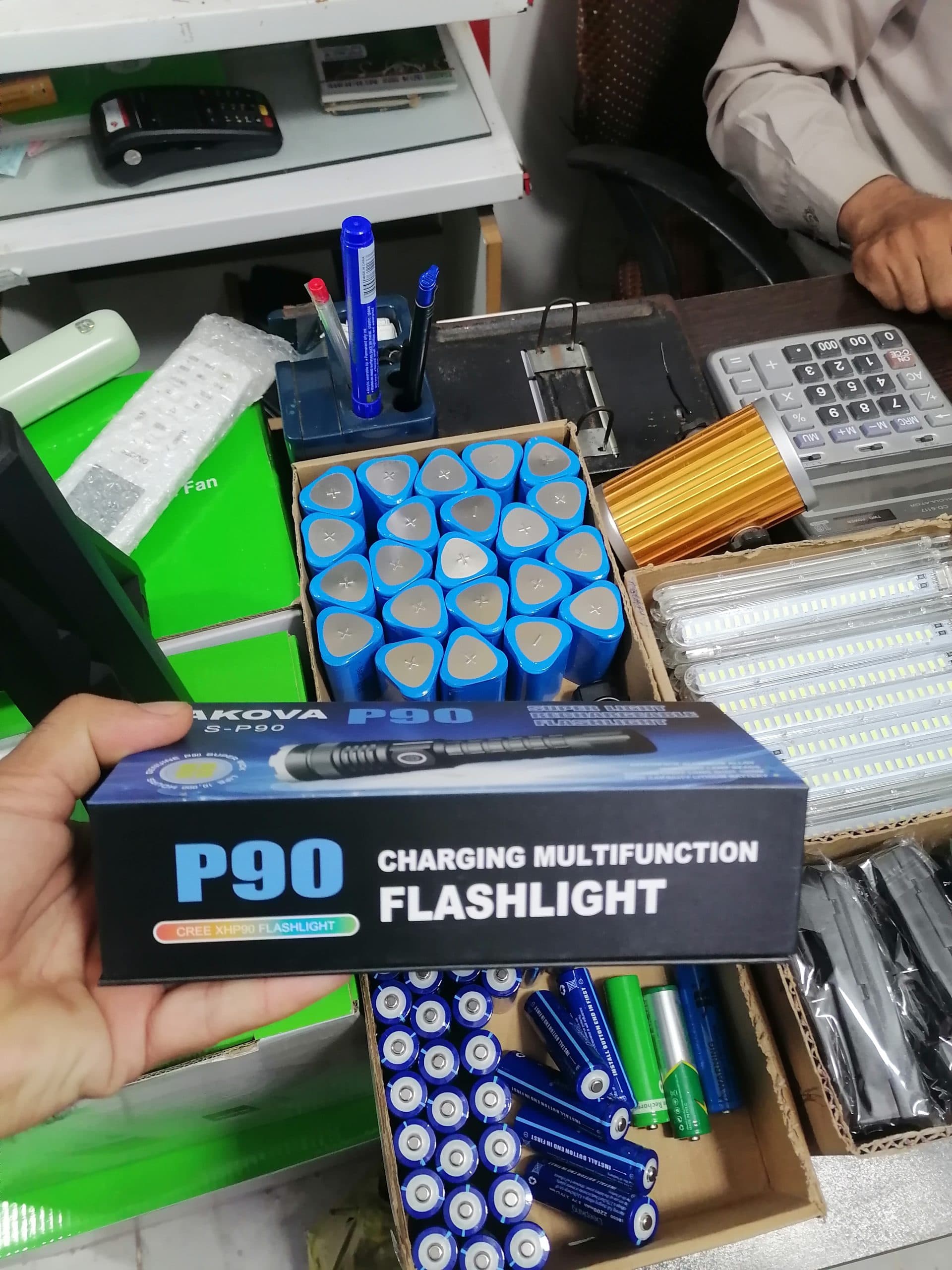 چراغ قوه حرفهای شارژی P90 برند AKOVA مدل S-P90 با زوم تلسکوپی و برد 1000 متر |عمده و تک — تصویر ۴