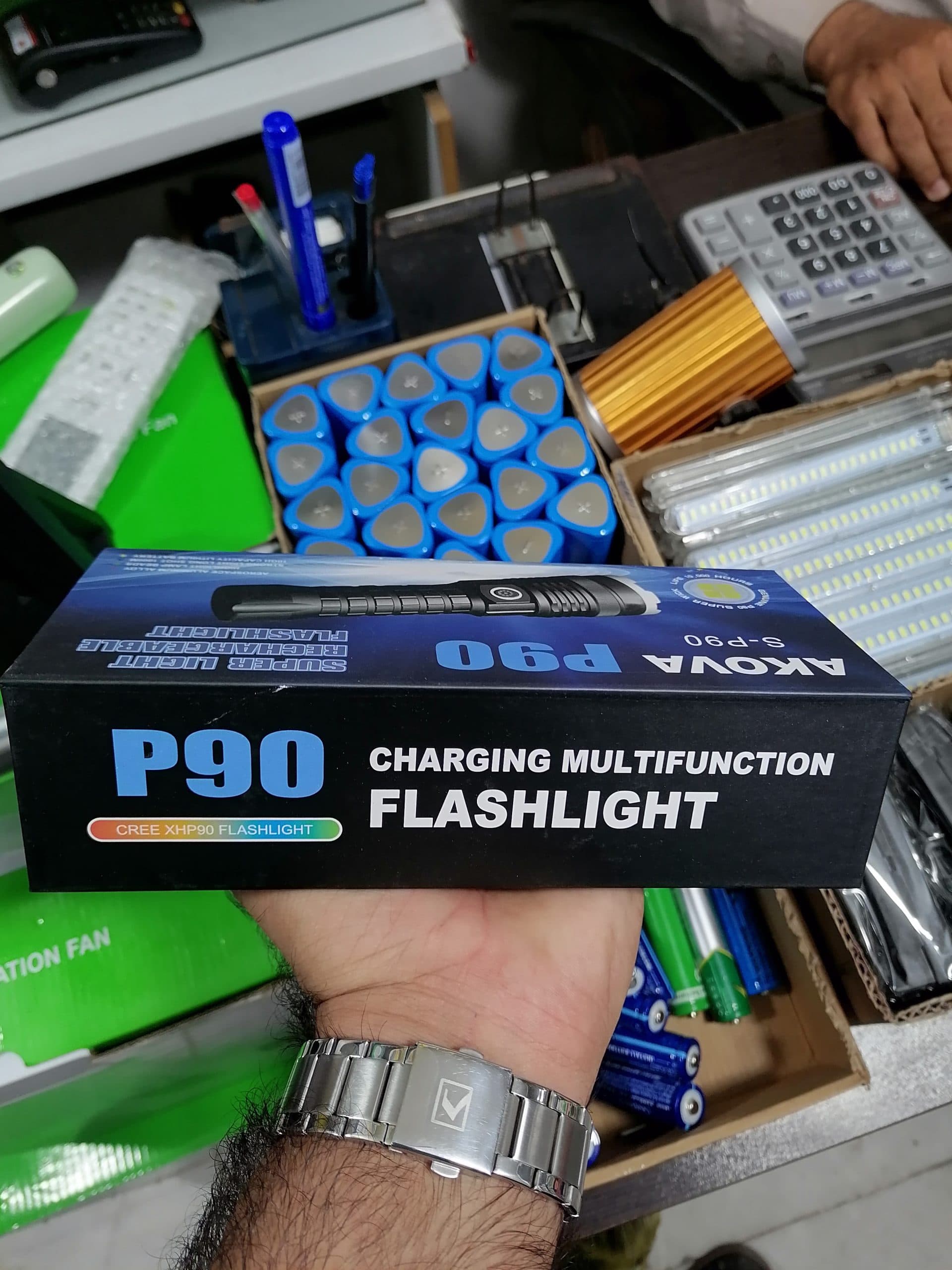 چراغ قوه حرفهای شارژی P90 برند AKOVA مدل S-P90 با زوم تلسکوپی و برد 1000 متر |عمده و تک — تصویر ۳