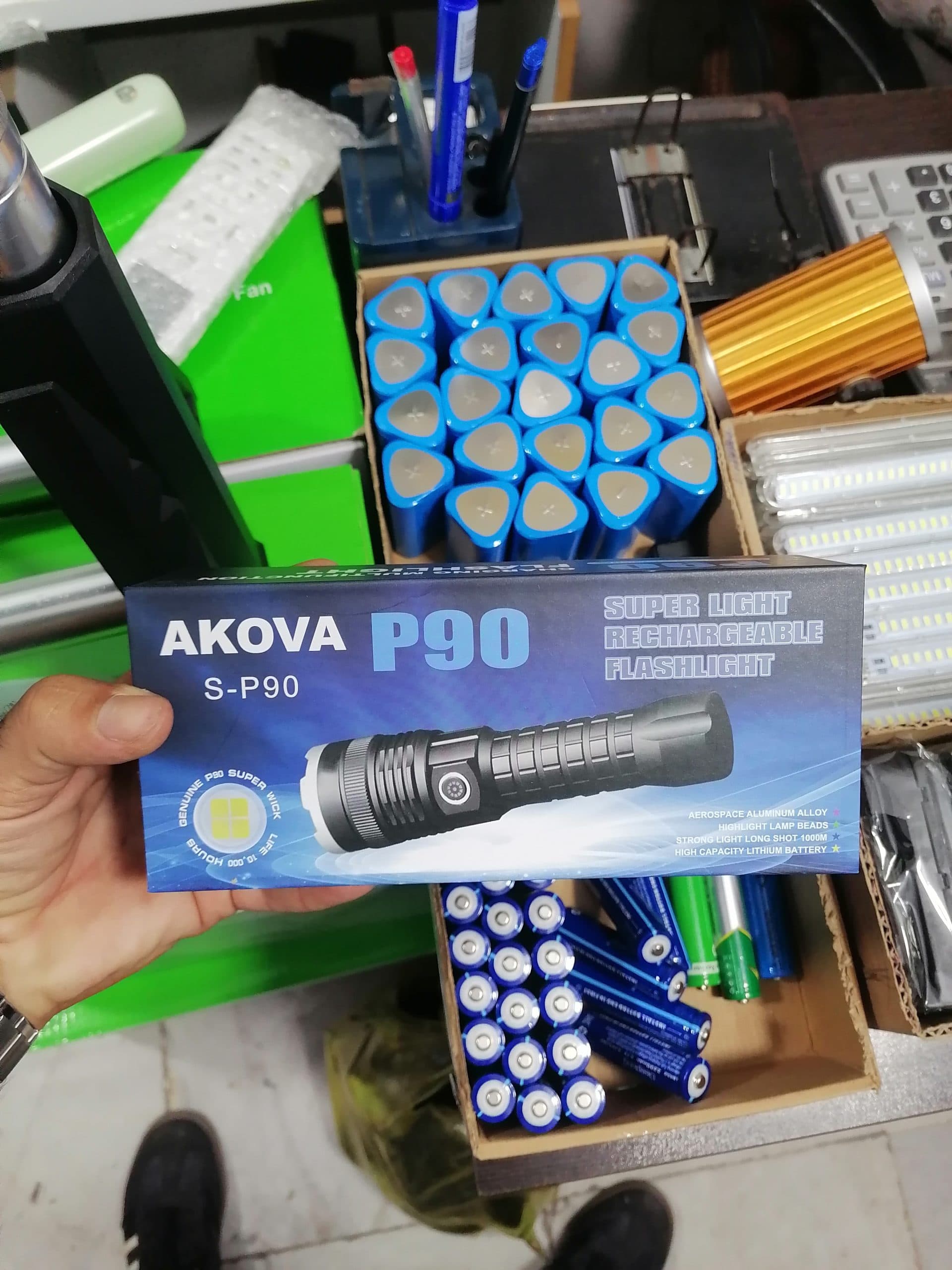 چراغ قوه حرفه‌ای شارژی P90 برند AKOVA مدل S-P90 با زوم تلسکوپی و برد 1000 متر |عمده و تک