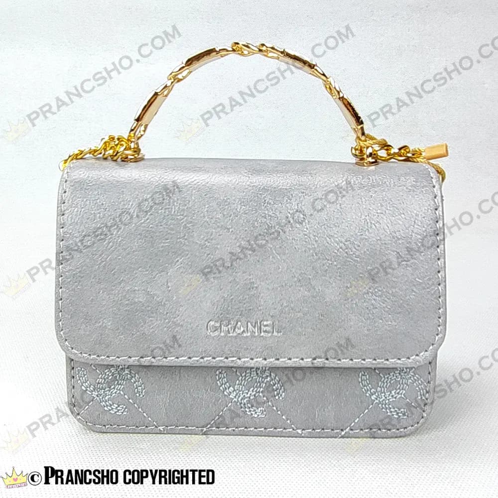 کیف پاسپورتی شنل (CHANEL) دسته فلزی طرح کوکو طوسی روشن — تصویر ۲