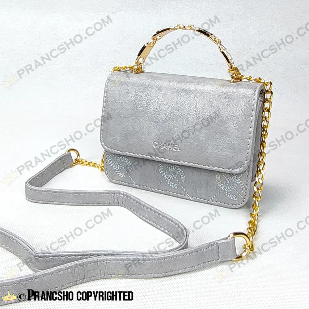 کیف پاسپورتی شنل (CHANEL) دسته فلزی طرح کوکو طوسی روشن — تصویر ۴