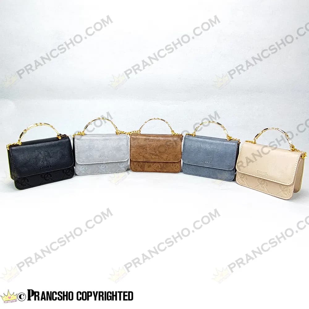 کیف پاسپورتی شنل (CHANEL) دسته فلزی طرح کوکو طوسی روشن — تصویر ۳