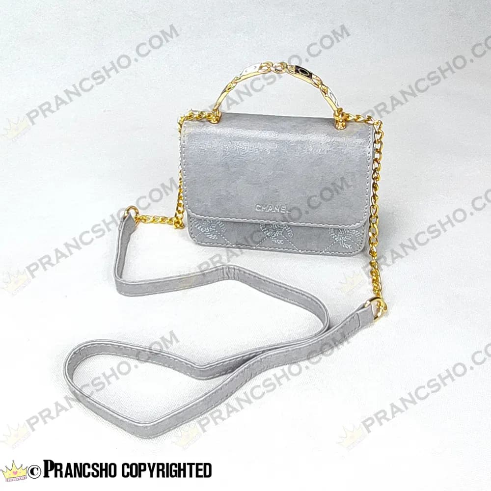کیف پاسپورتی شنل (CHANEL) دسته فلزی طرح کوکو طوسی روشن — تصویر ۸