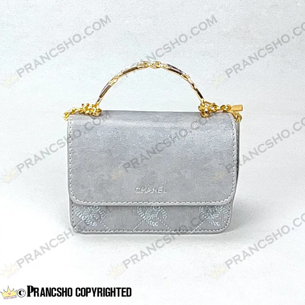 کیف پاسپورتی شنل (CHANEL) دسته فلزی طرح کوکو طوسی روشن — تصویر ۶