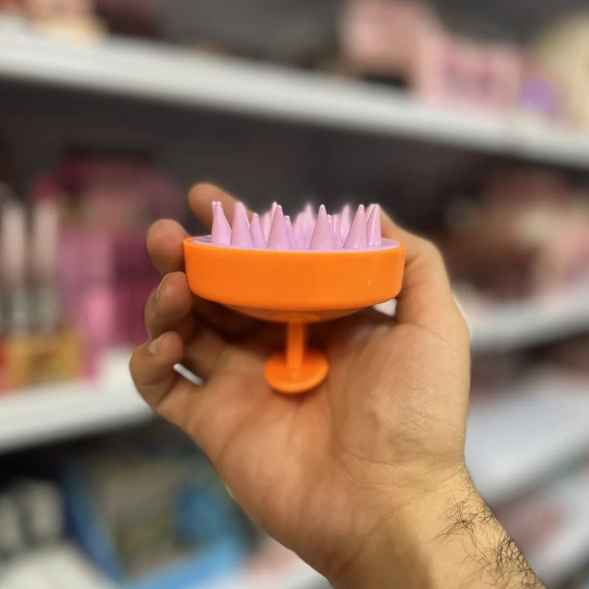 سرشور سیلیکونی ماساژور دار دستی برای شستشو و ماساژ پوست سر (رنگ رندوم) — تصویر ۵