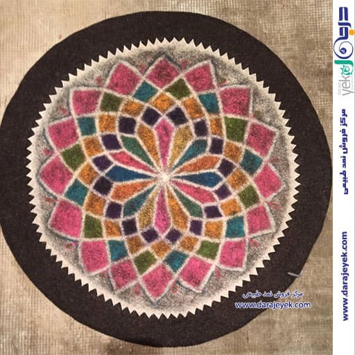 فرش نمدی زمینه مشکی طرح گلبرگ صورتی