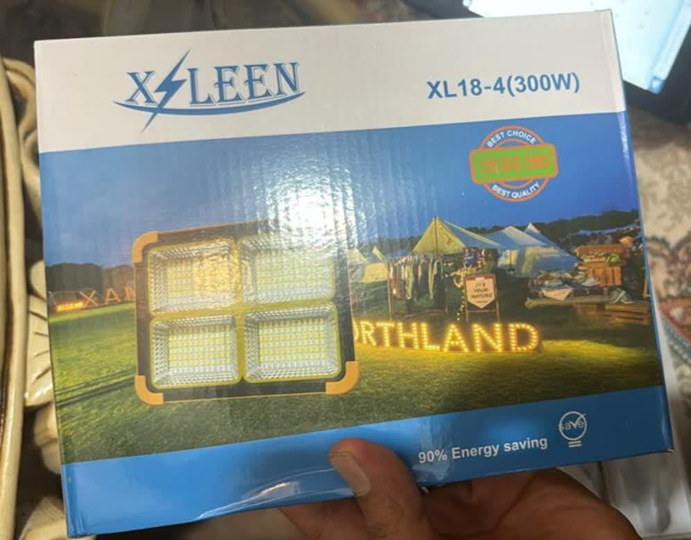 پروژکتور چراغ شارژی خورشیدی ۳۰۰ وات xeleen مدل XL18-4 — تصویر ۲