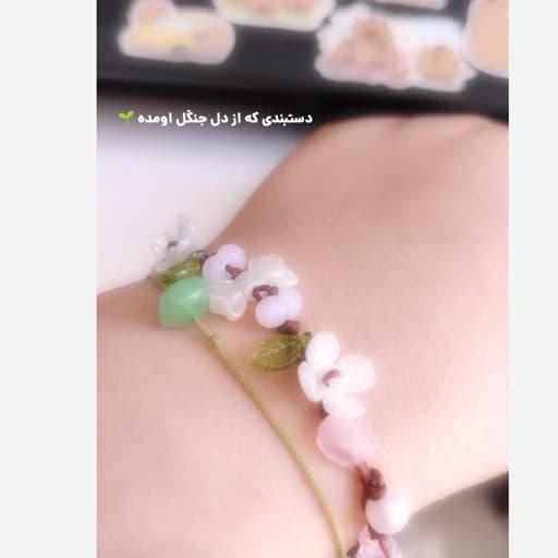 ست فونچارم و دستبند پینترستی وایب جنگل و دشت گل بهاری با سنگ اصل رز کوارتز — تصویر ۲