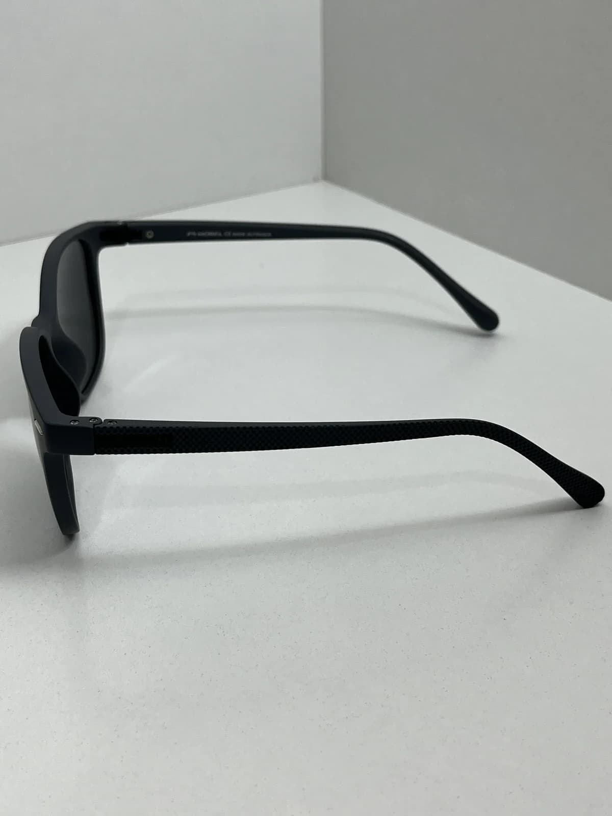 عینک آفتابی اوگا مشکی با نوار مشکی — تصویر ۲