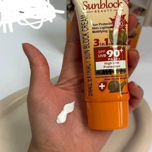 کرم ضد آفتاب حلزون SPF90 بدون رنگ و ترمیم کننده — تصویر ۲