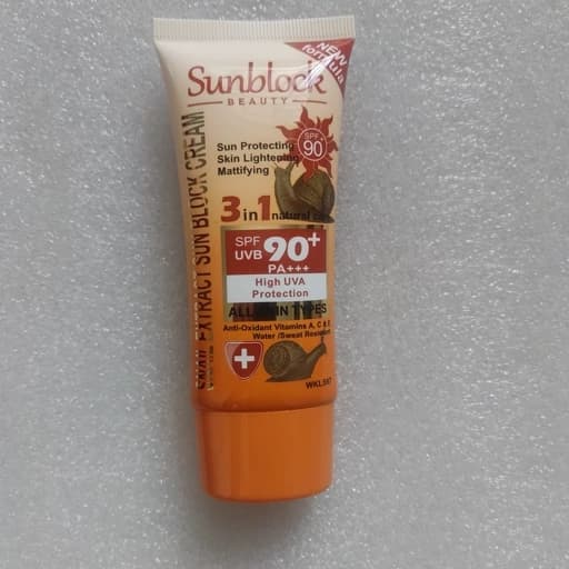 کرم ضد آفتاب حلزون SPF90 بدون رنگ و ترمیم کننده