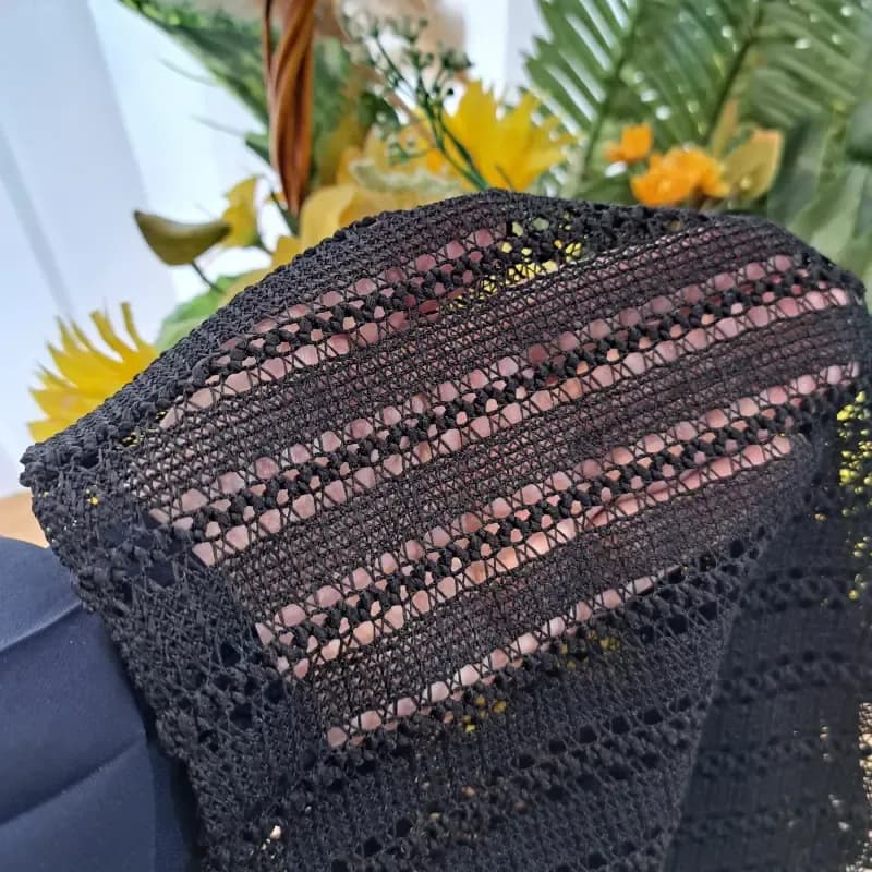 مینی اسکارف بافت پاییزی سه گوش زنانه رنگ مشکی سرمه ای قهوه ای سایز 70 در 70 سانتی متر — تصویر ۳