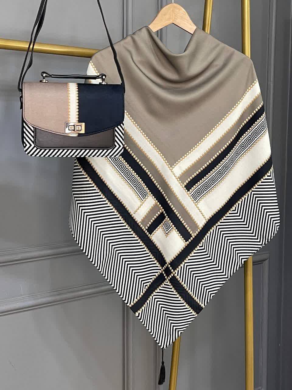 ست کیف و روسری زنانه طرح جدید ورساچه تیبا رنگ نسکافه ای کیفیت عالی کد mo834