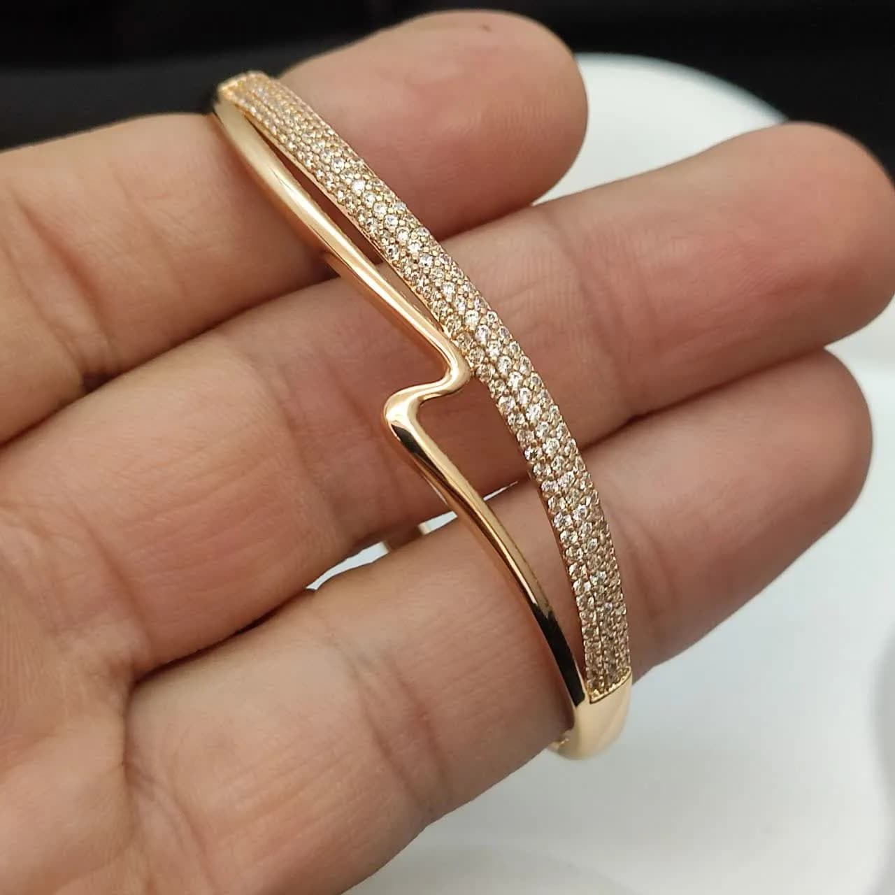 بنگل ژوپینگ مینیمال نگین دار زنانه طلایی اورجینال کد 10475 — تصویر ۲