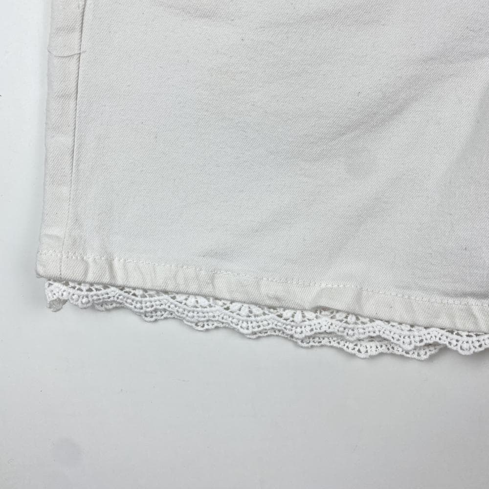 شلوارک اسپرت برند esmara طرح دکمه ای گیپور سفید رنگ — تصویر ۳