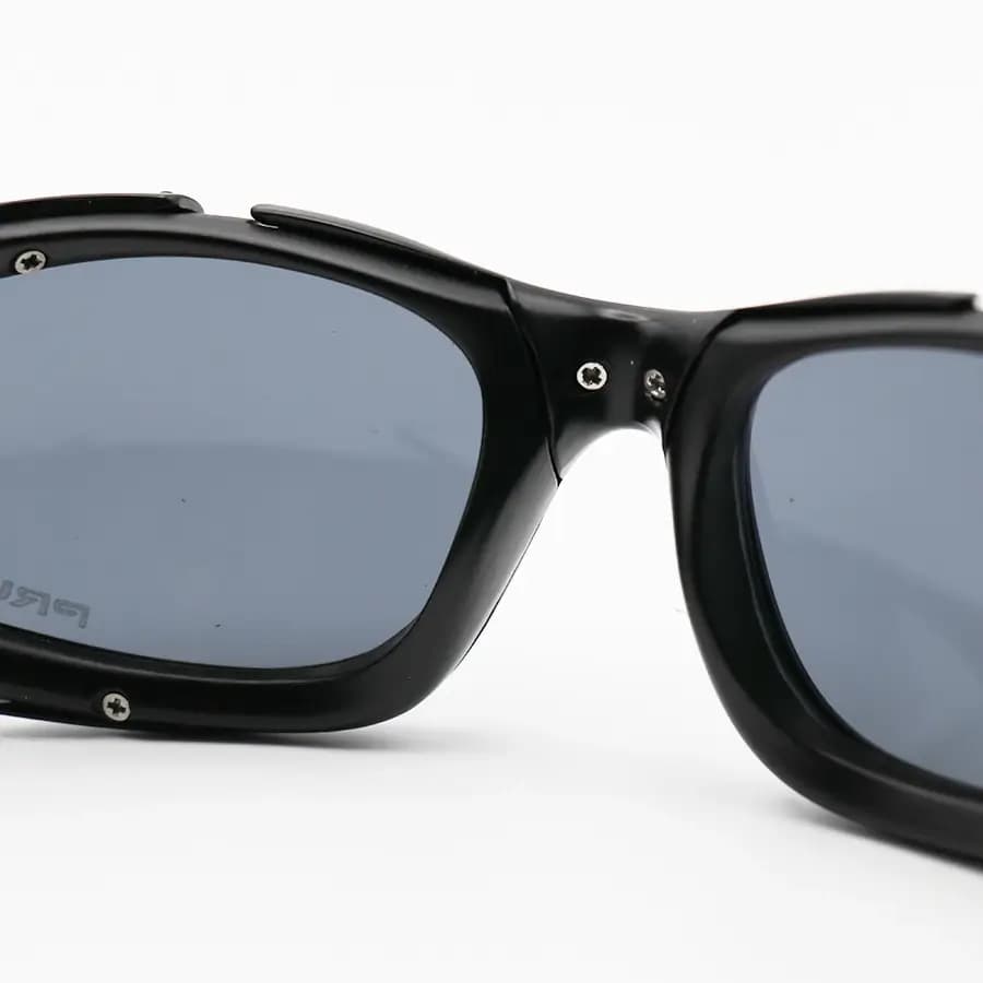 عینک OAKLEY طرح Plate با فریم مشکی مات، شکل بیضی، بیسدار و لنز دودی تیره مدل 9367 — تصویر ۶