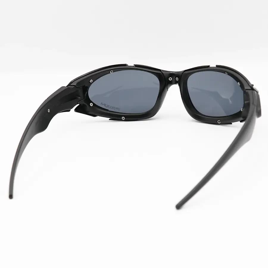 عینک OAKLEY طرح Plate با فریم مشکی مات، شکل بیضی، بیسدار و لنز دودی تیره مدل 9367 — تصویر ۳