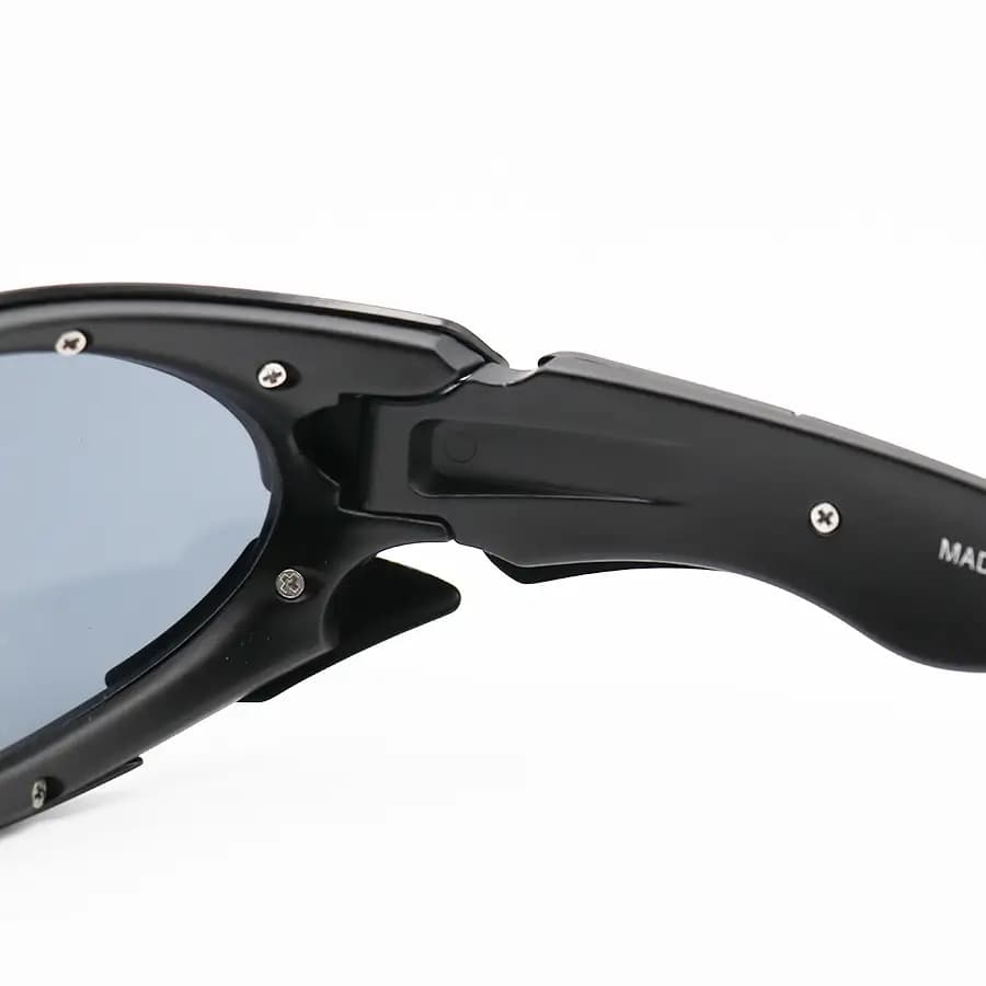 عینک OAKLEY طرح Plate با فریم مشکی مات، شکل بیضی، بیسدار و لنز دودی تیره مدل 9367 — تصویر ۴