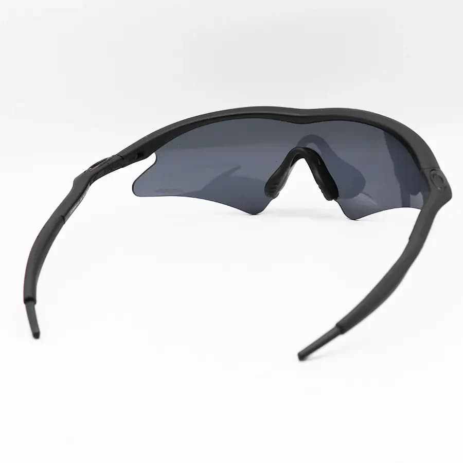عینک ورزشی OAKLEY طرح M Frame با فریم مشکی مات، نیم فریم و لنز دودی تیره مدل OO9060 — تصویر ۴