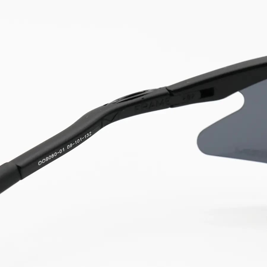عینک ورزشی OAKLEY طرح M Frame با فریم مشکی مات، نیم فریم و لنز دودی تیره مدل OO9060 — تصویر ۸