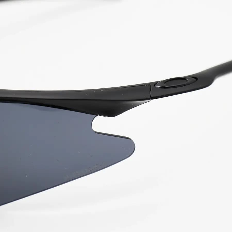 عینک ورزشی OAKLEY طرح M Frame با فریم مشکی مات، نیم فریم و لنز دودی تیره مدل OO9060 — تصویر ۶
