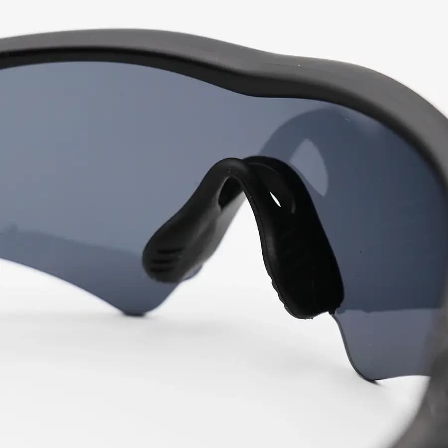 عینک ورزشی OAKLEY طرح M Frame با فریم مشکی مات، نیم فریم و لنز دودی تیره مدل OO9060 — تصویر ۷