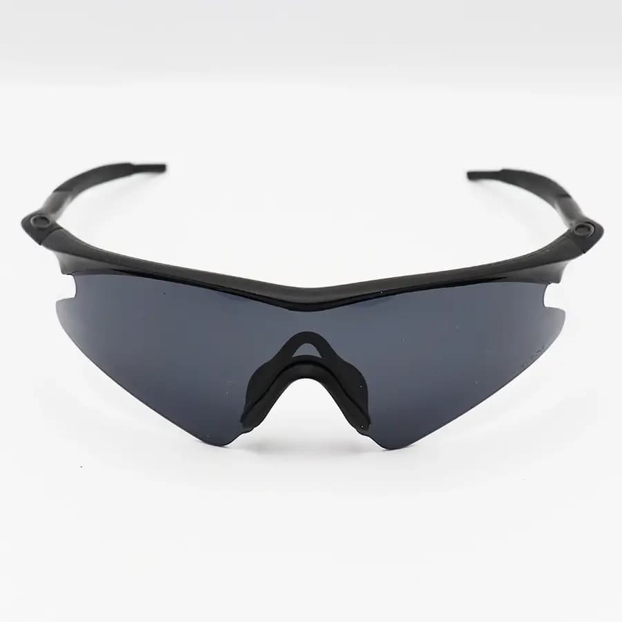 عینک ورزشی OAKLEY طرح M Frame با فریم مشکی مات، نیم فریم و لنز دودی تیره مدل OO9060 — تصویر ۳