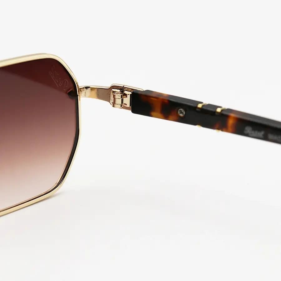 عینک آفتابی ترند PERSOL اشرف تک با فریم مستطیلی شکل، رنگ طلایی براق و لنز قهوه‌ای هایلایت مدل P01020S — تصویر ۴