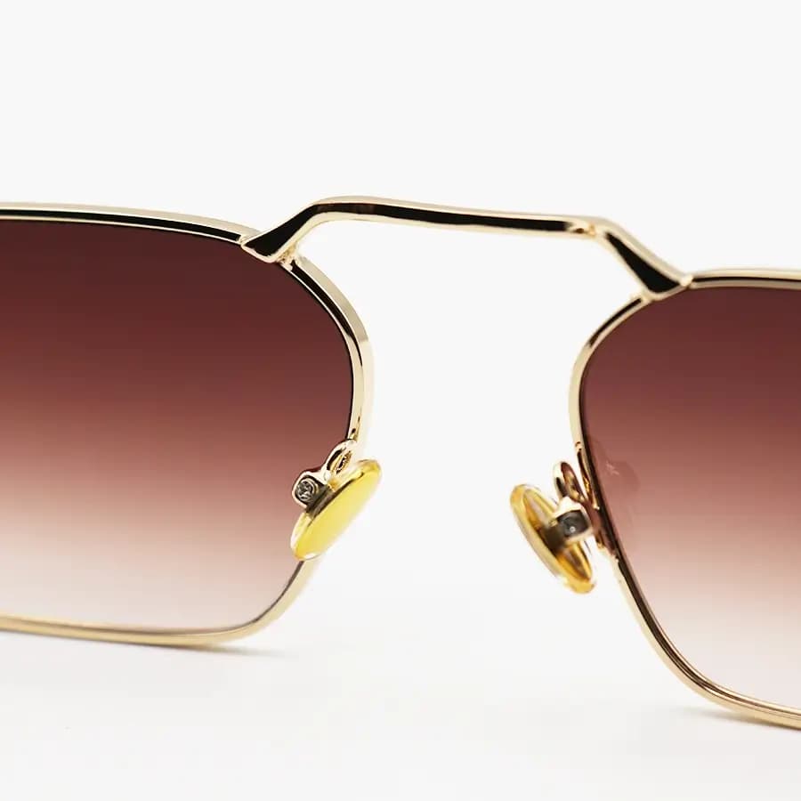 عینک آفتابی ترند PERSOL اشرف تک با فریم مستطیلی شکل، رنگ طلایی براق و لنز قهوه‌ای هایلایت مدل P01020S — تصویر ۶