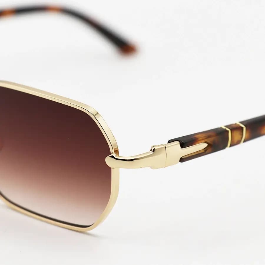 عینک آفتابی ترند PERSOL اشرف تک با فریم مستطیلی شکل، رنگ طلایی براق و لنز قهوه‌ای هایلایت مدل P01020S — تصویر ۵