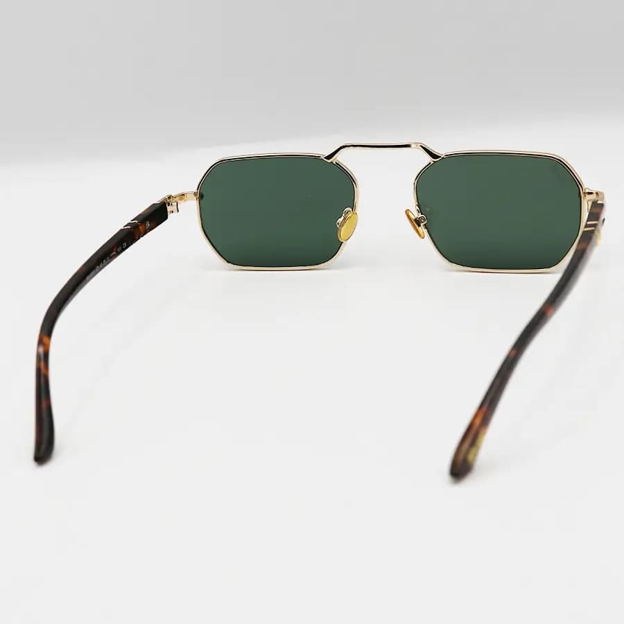 عینک آفتابی ترند PERSOL اشرف تک با فریم مستطیلی شکل، رنگ طلایی براق و لنز قهوه‌ای هایلایت مدل P01020S — تصویر ۱۱