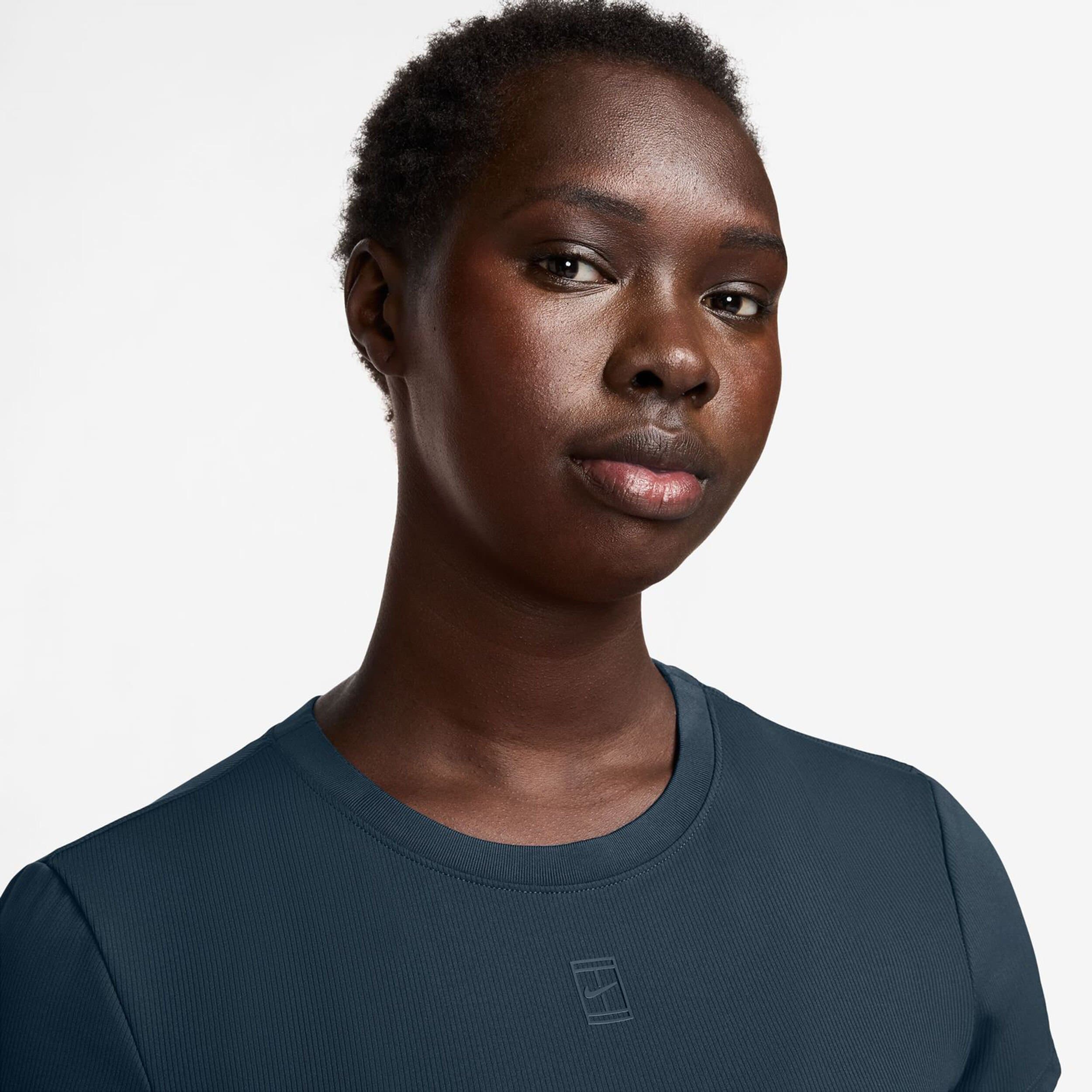 تی شرت تنیس زنانه نایک NikeCourt Advantage Dri-FIT – سرمه ای — تصویر ۴