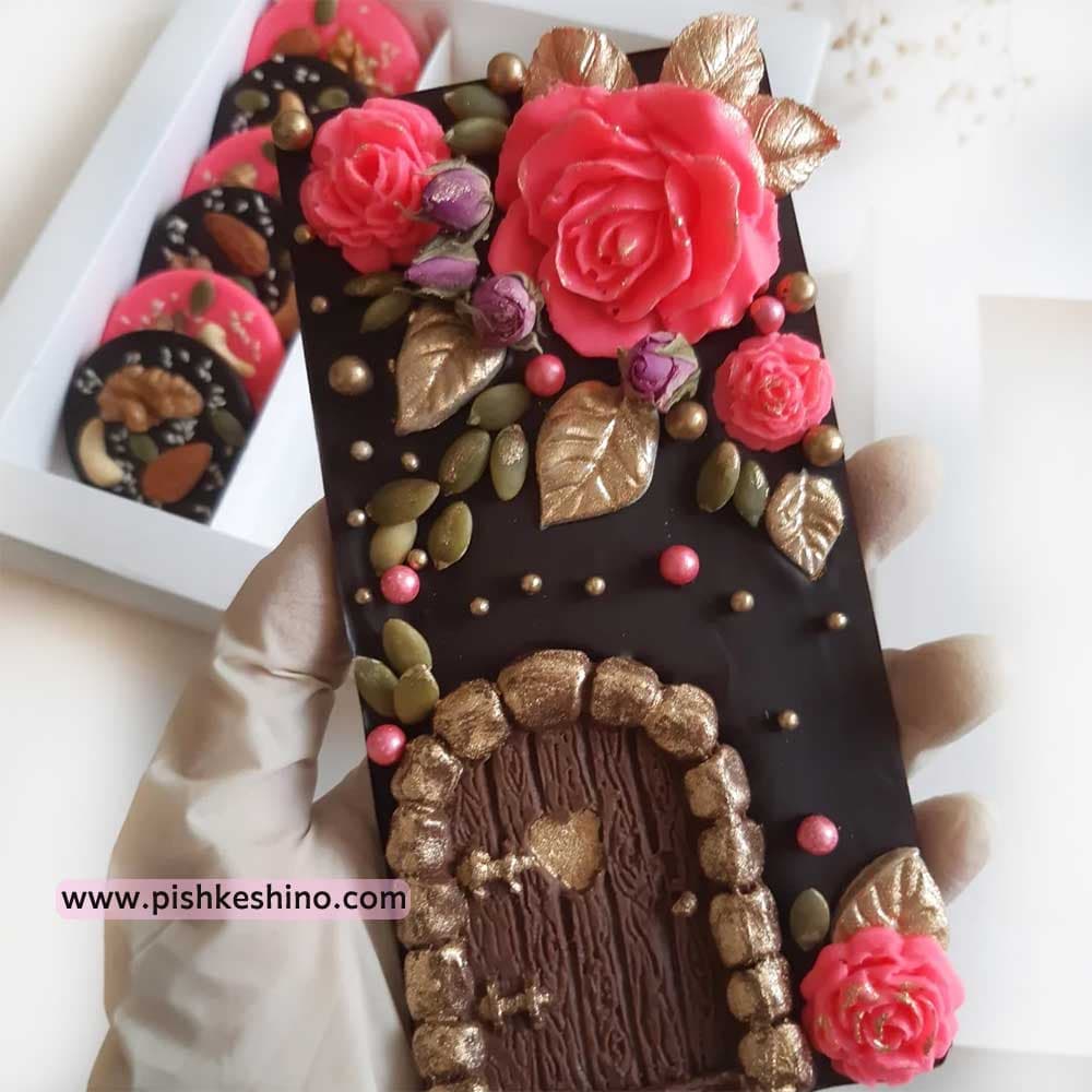 باکس هدیه شکلات تبلتی طرح گل و درِ چوبی و مندیانت های آجیلی | کادوی رمانتیک ولنتاین و تولد و سالگرد با رنگ دلخواه — تصویر ۷